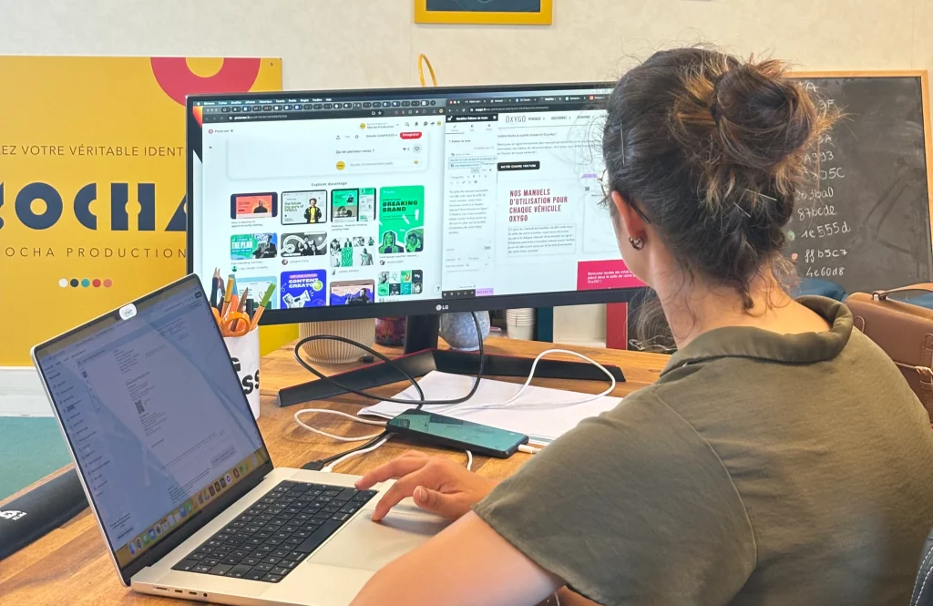 chef de projets qui travaille sur son ordinateur